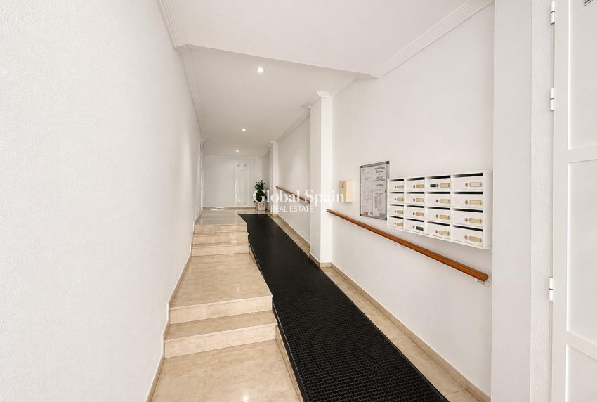 Wederverkoop - APPARTEMENT -
TORREVIEJA - Playa del cura