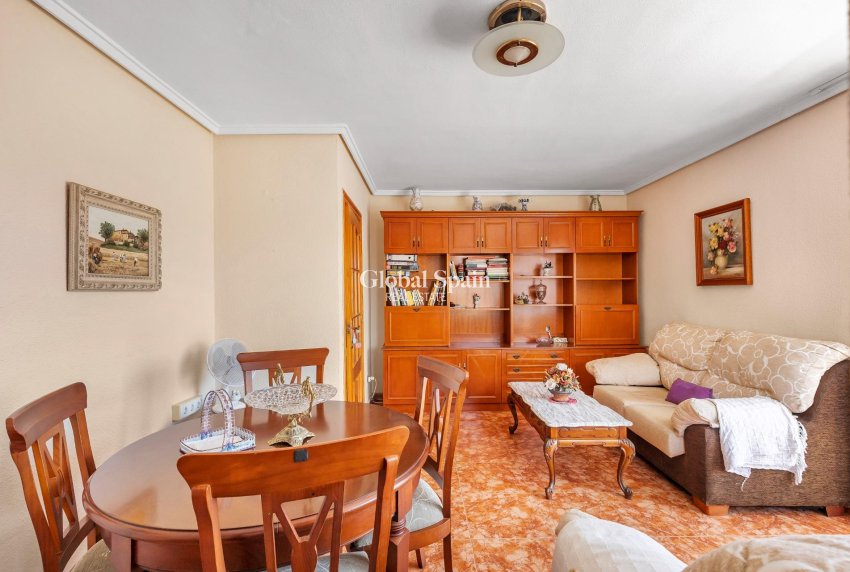 Wederverkoop - APPARTEMENT -
TORREVIEJA - Playa del cura