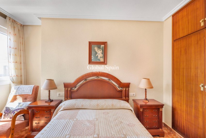 Wederverkoop - APPARTEMENT -
TORREVIEJA - Playa del cura