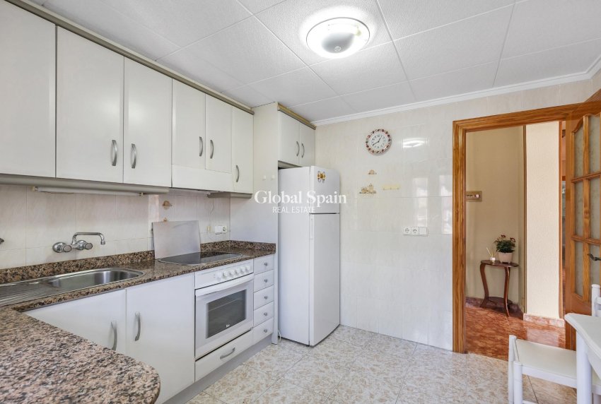 Wederverkoop - APPARTEMENT -
TORREVIEJA - Playa del cura