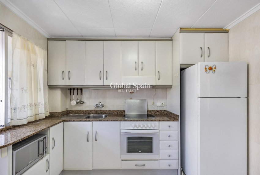 Wederverkoop - APPARTEMENT -
TORREVIEJA - Playa del cura