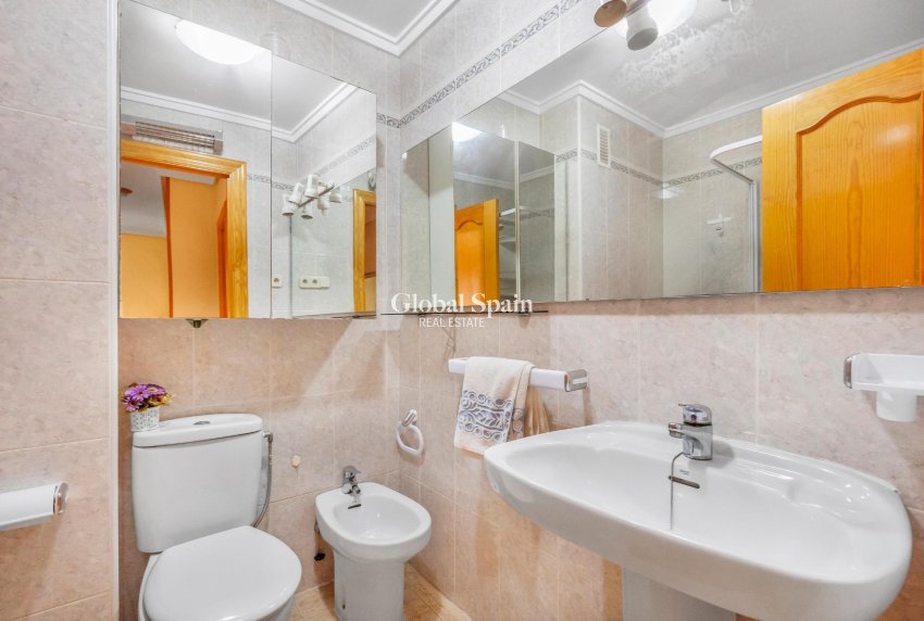 Wederverkoop - APPARTEMENT -
TORREVIEJA - Playa del cura