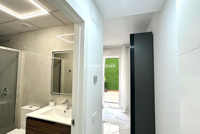 Wederverkoop - APPARTEMENT -
TORREVIEJA - Playa del Cura