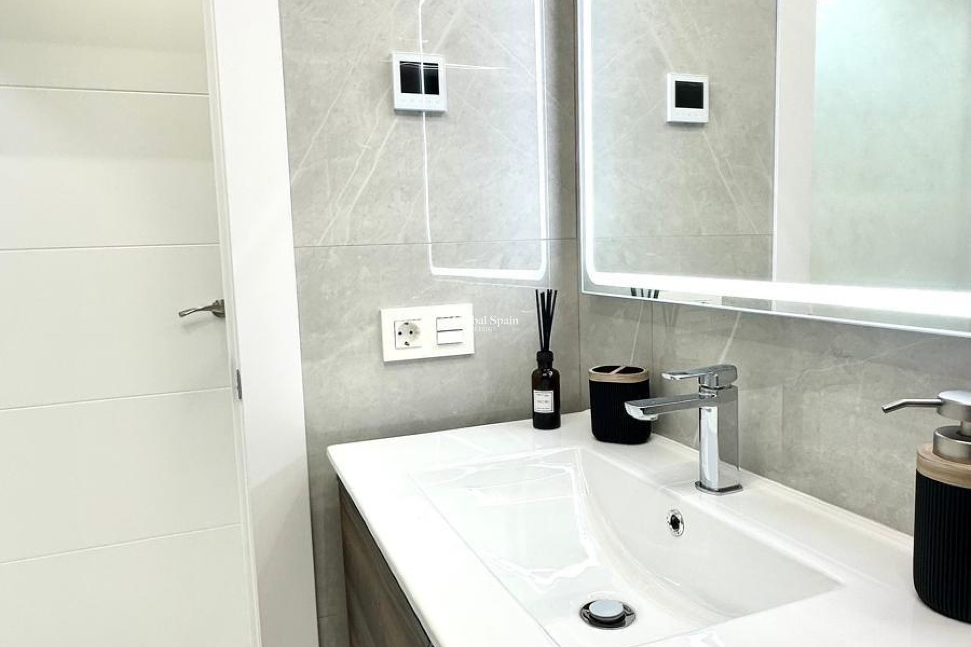Wederverkoop - APPARTEMENT -
TORREVIEJA - Playa del Cura