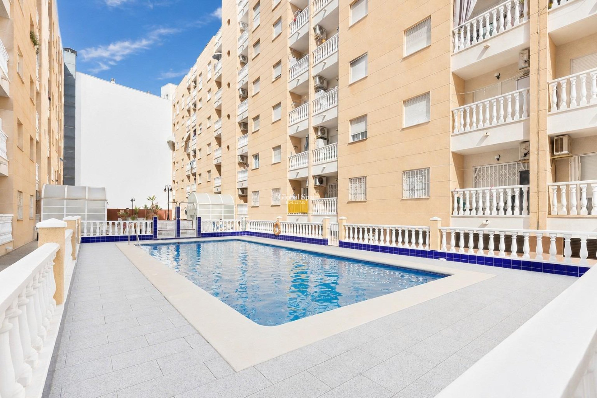 Wederverkoop - APPARTEMENT -
TORREVIEJA - Playa del cura