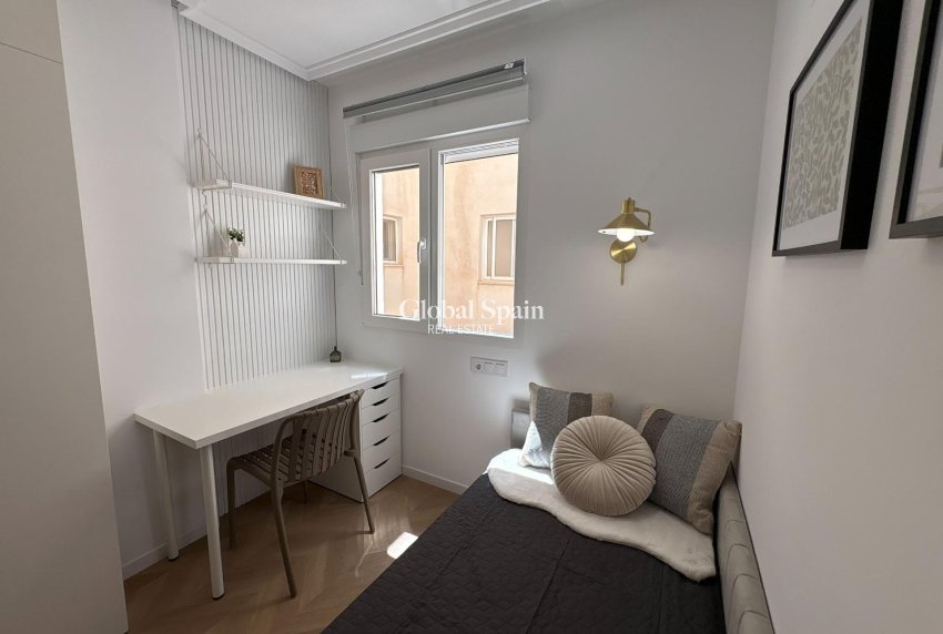 Wederverkoop - APPARTEMENT -
TORREVIEJA - Playa del Cura