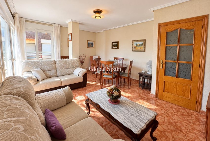 Wederverkoop - APPARTEMENT -
TORREVIEJA - Playa del cura