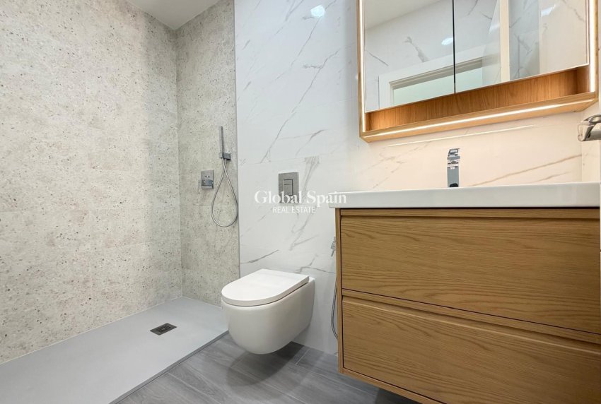Wederverkoop - APPARTEMENT -
TORREVIEJA - Playa del Cura