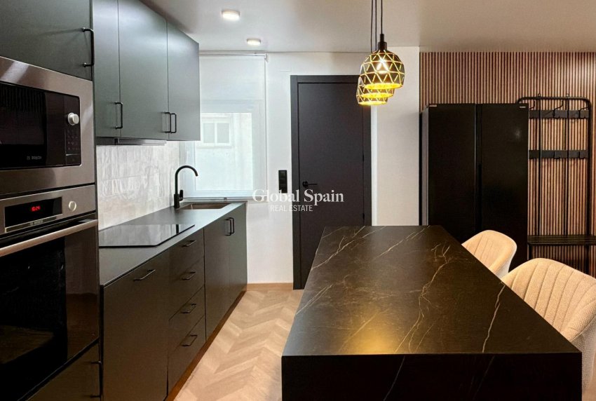 Wederverkoop - APPARTEMENT -
TORREVIEJA - Playa del Cura
