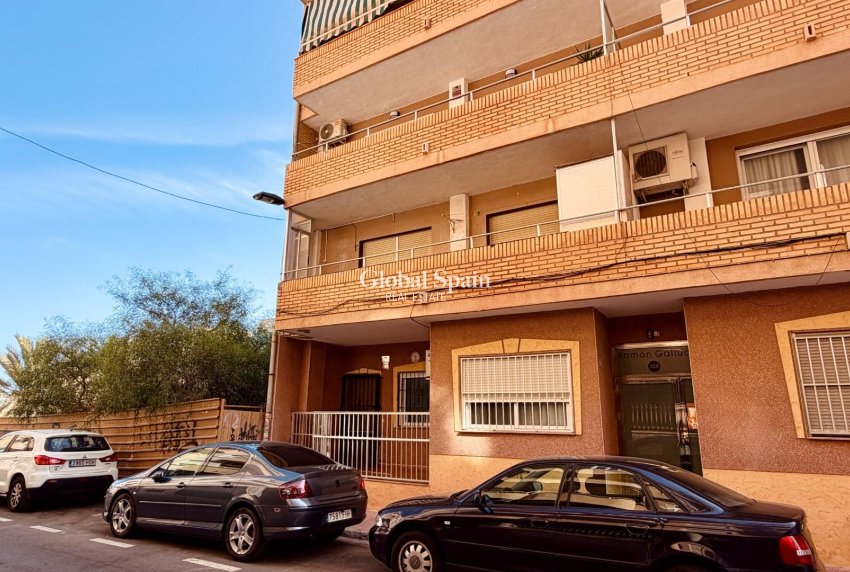 Wederverkoop - APPARTEMENT -
TORREVIEJA - Playa del Cura