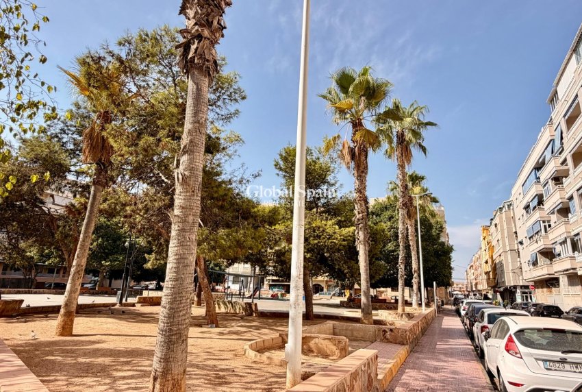 Wederverkoop - APPARTEMENT -
TORREVIEJA - Playa del Cura