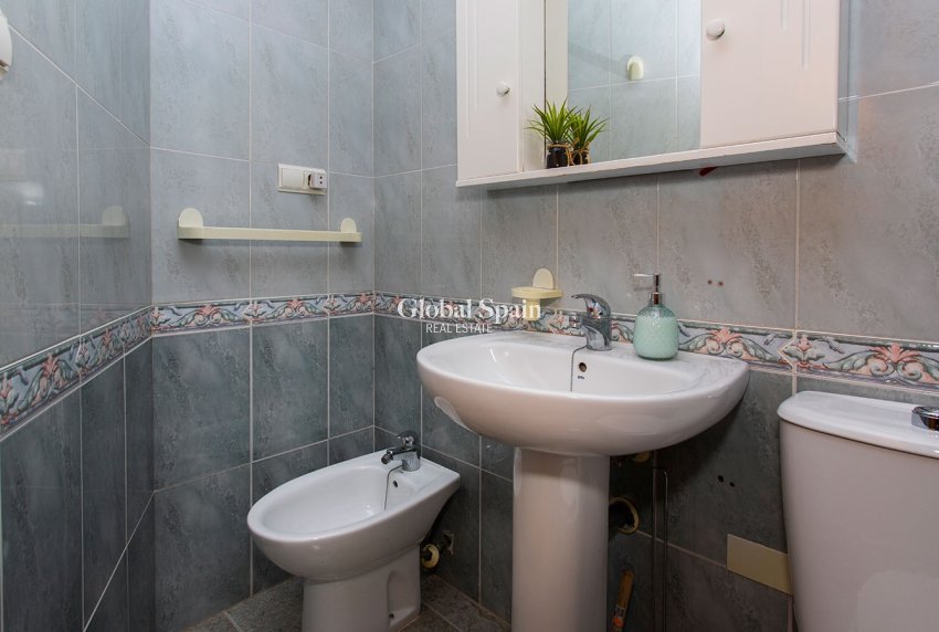 Wederverkoop - APPARTEMENT -
TORREVIEJA - Playa Los Locos