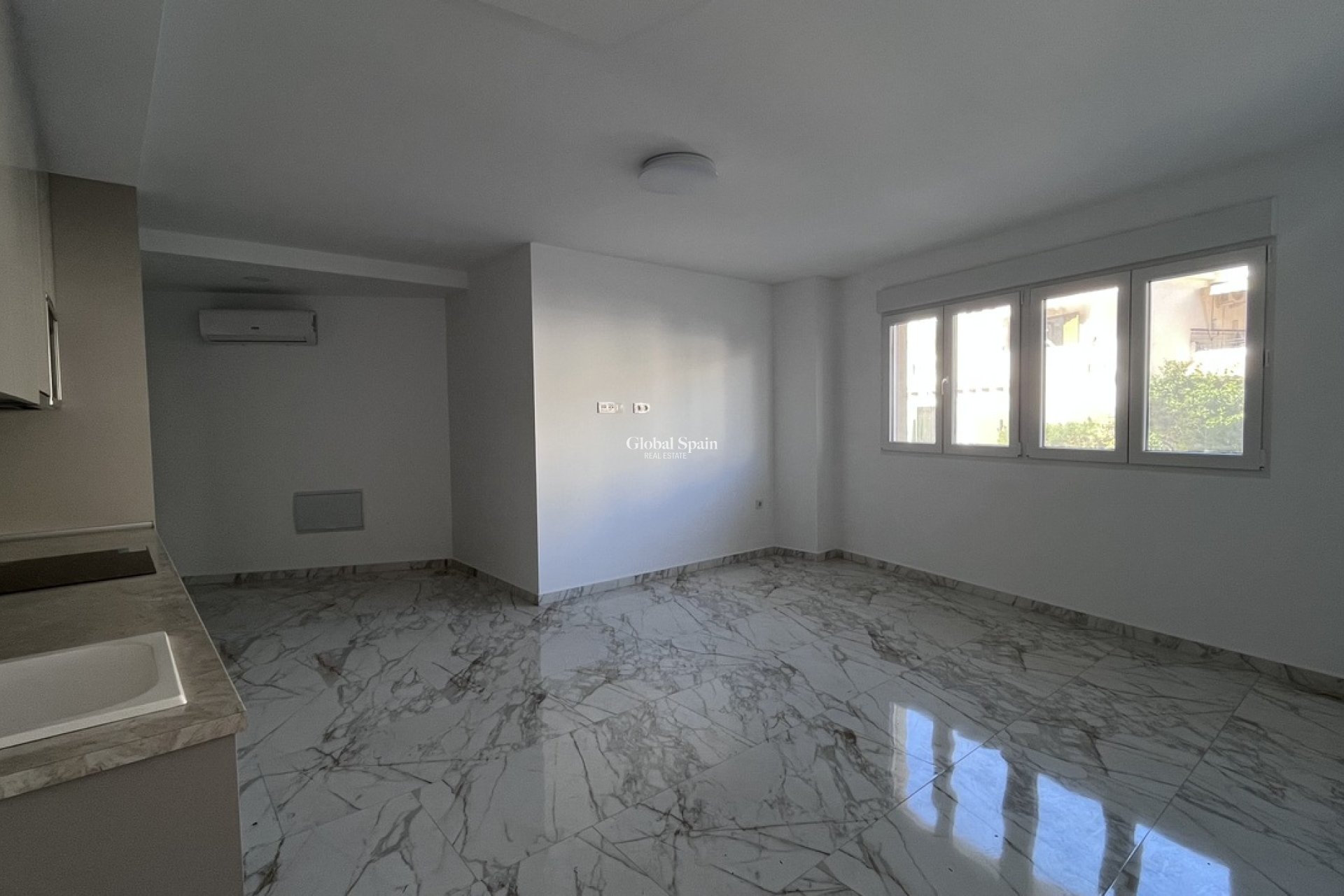 Wederverkoop - APPARTEMENT -
TORREVIEJA - PLAYA LOS LOCOS