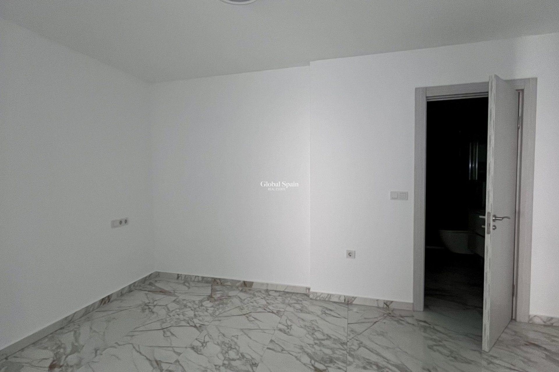 Wederverkoop - APPARTEMENT -
TORREVIEJA - PLAYA LOS LOCOS