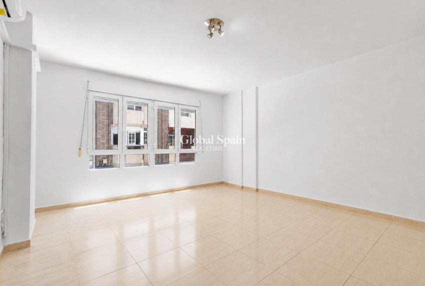 Wederverkoop - APPARTEMENT -
TORREVIEJA - Puerto Deportivo