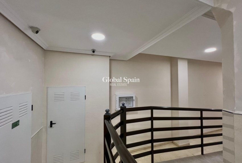Wederverkoop - APPARTEMENT -
TORREVIEJA - Puerto Deportivo