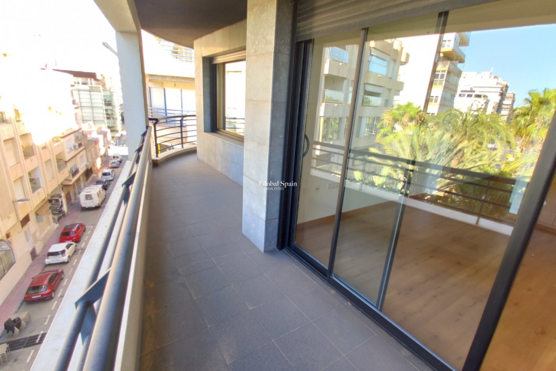 Wederverkoop - APPARTEMENT -
TORREVIEJA - Puerto