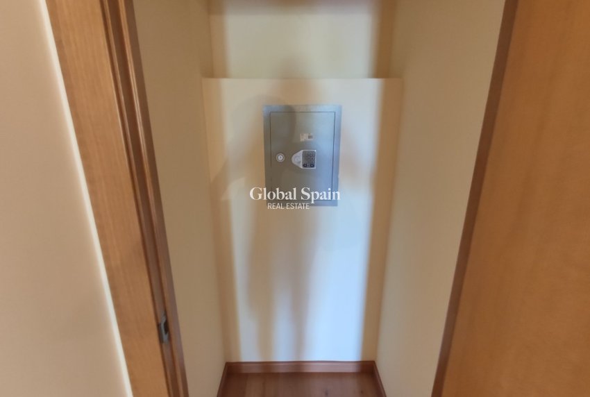 Wederverkoop - APPARTEMENT -
TORREVIEJA - Puerto