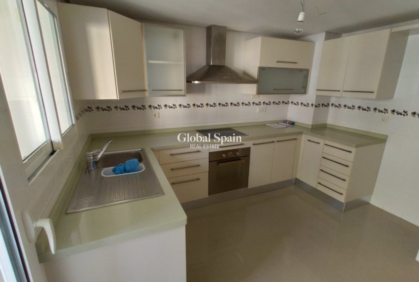 Wederverkoop - APPARTEMENT -
TORREVIEJA - Puerto