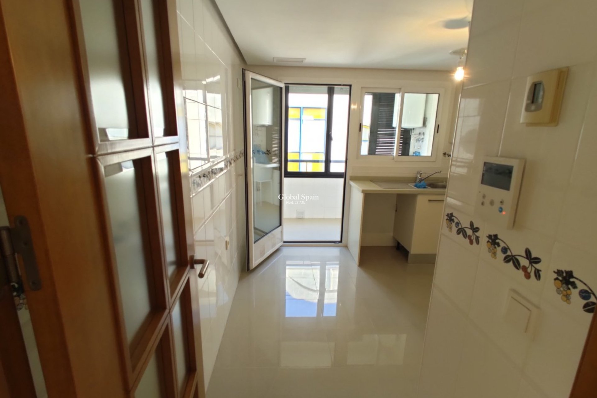 Wederverkoop - APPARTEMENT -
TORREVIEJA - Puerto