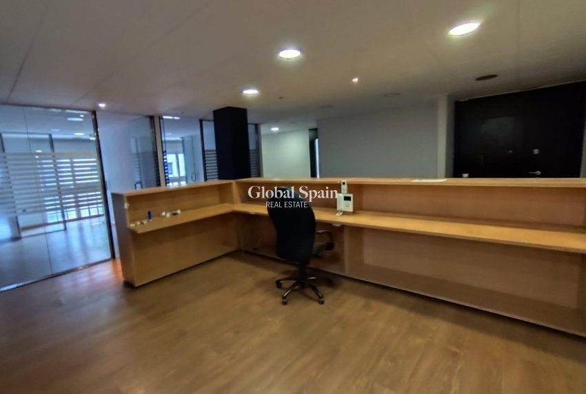 Wederverkoop - APPARTEMENT -
TORREVIEJA - Puerto