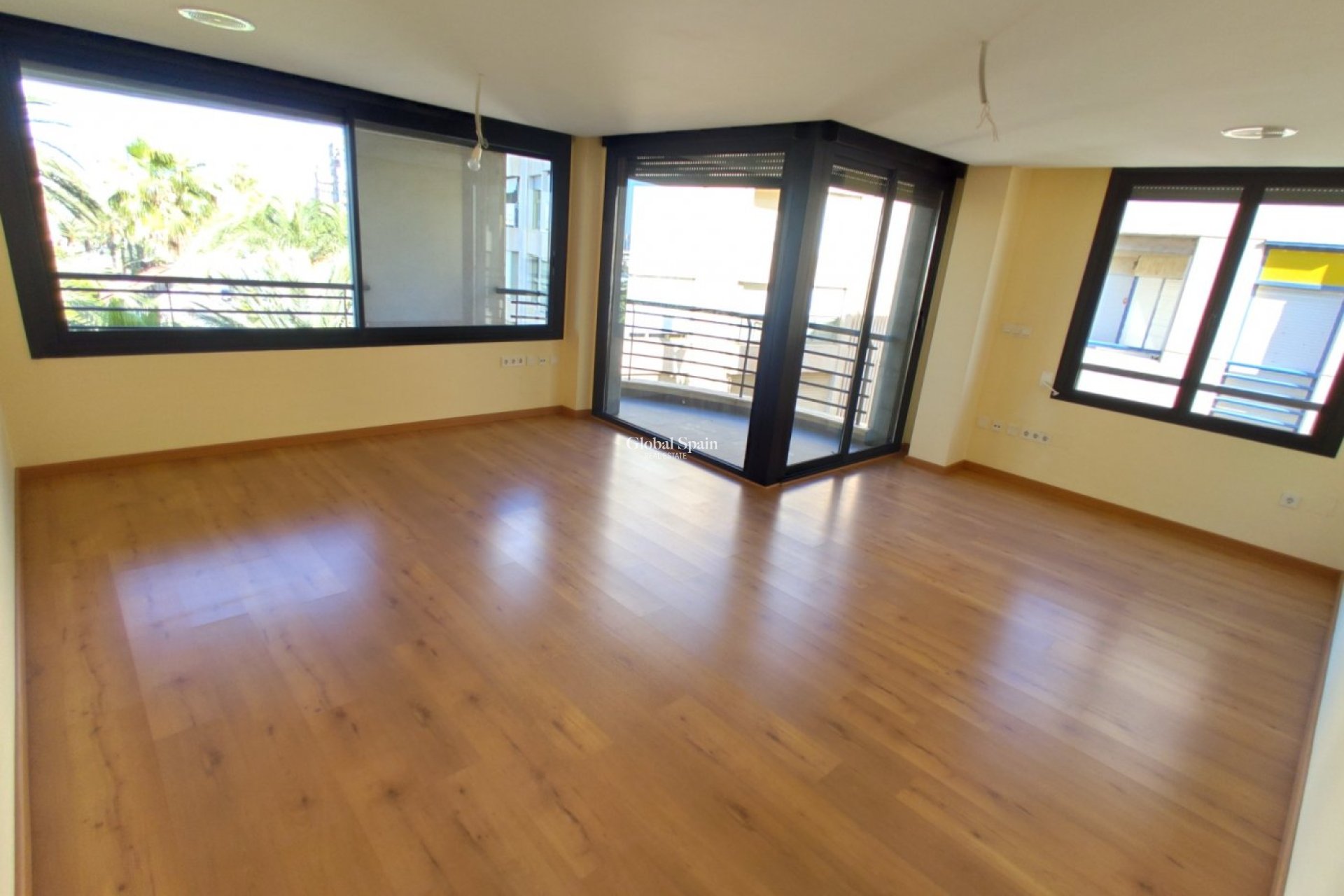 Wederverkoop - APPARTEMENT -
TORREVIEJA - Puerto