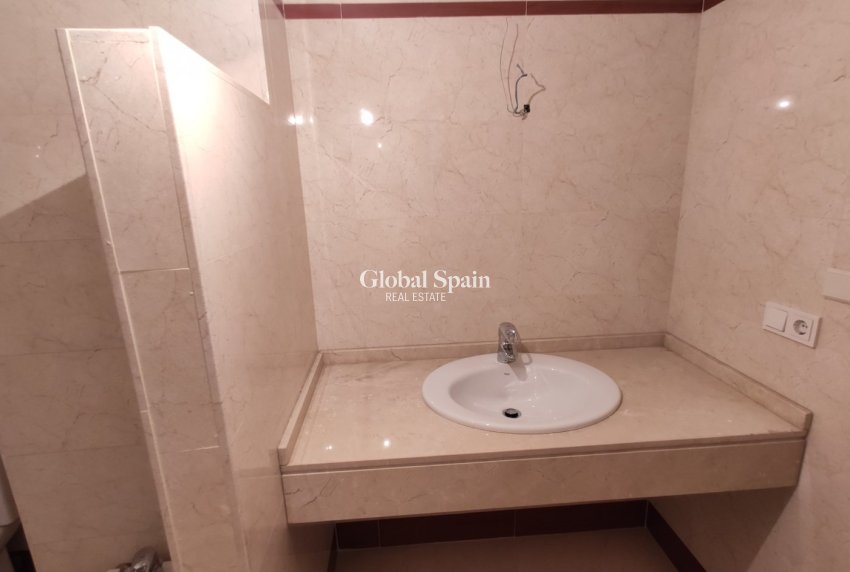 Wederverkoop - APPARTEMENT -
TORREVIEJA - Puerto
