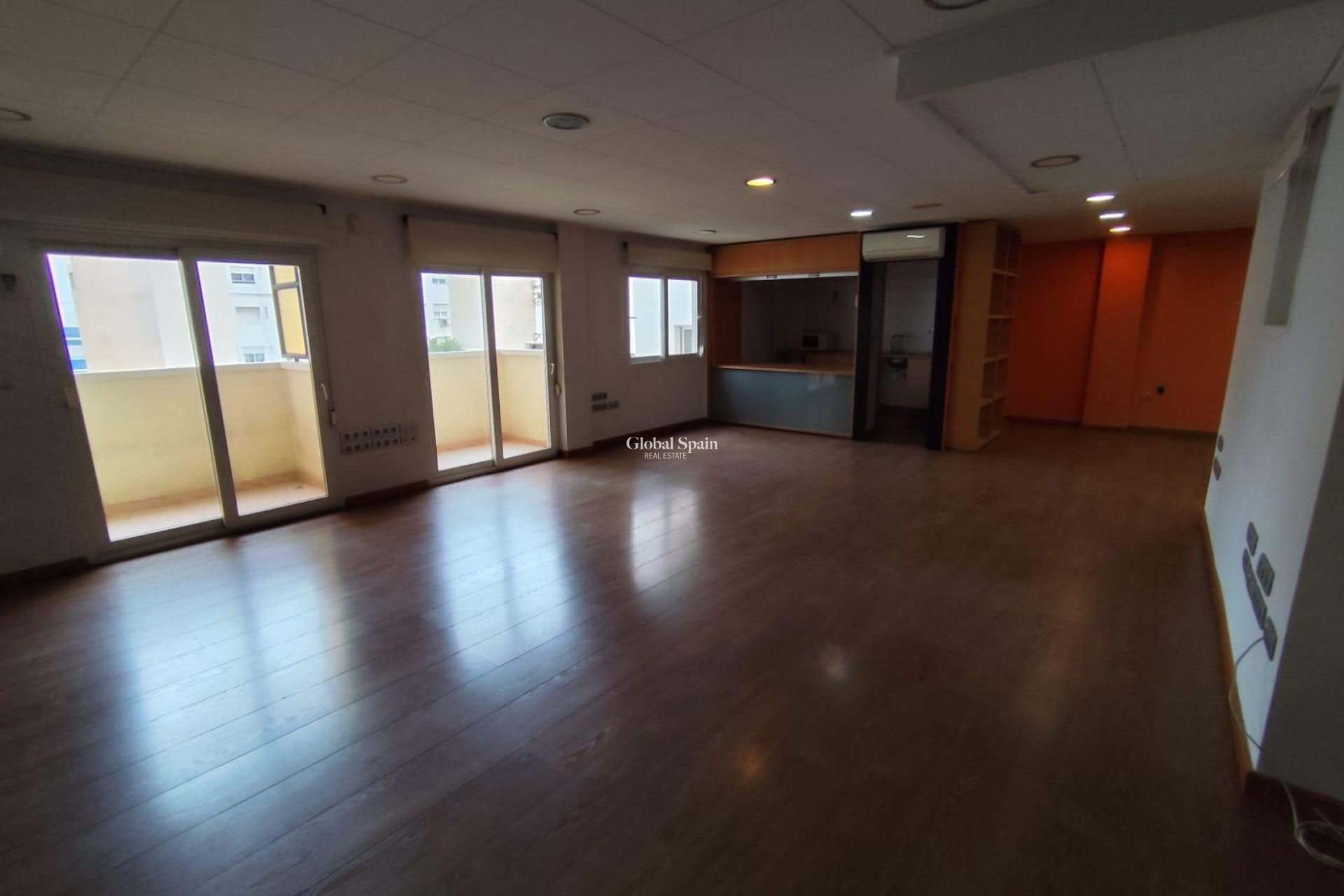 Wederverkoop - APPARTEMENT -
TORREVIEJA - Puerto