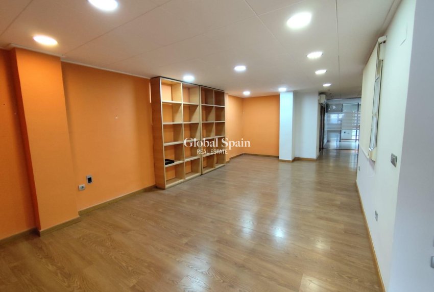 Wederverkoop - APPARTEMENT -
TORREVIEJA - Puerto