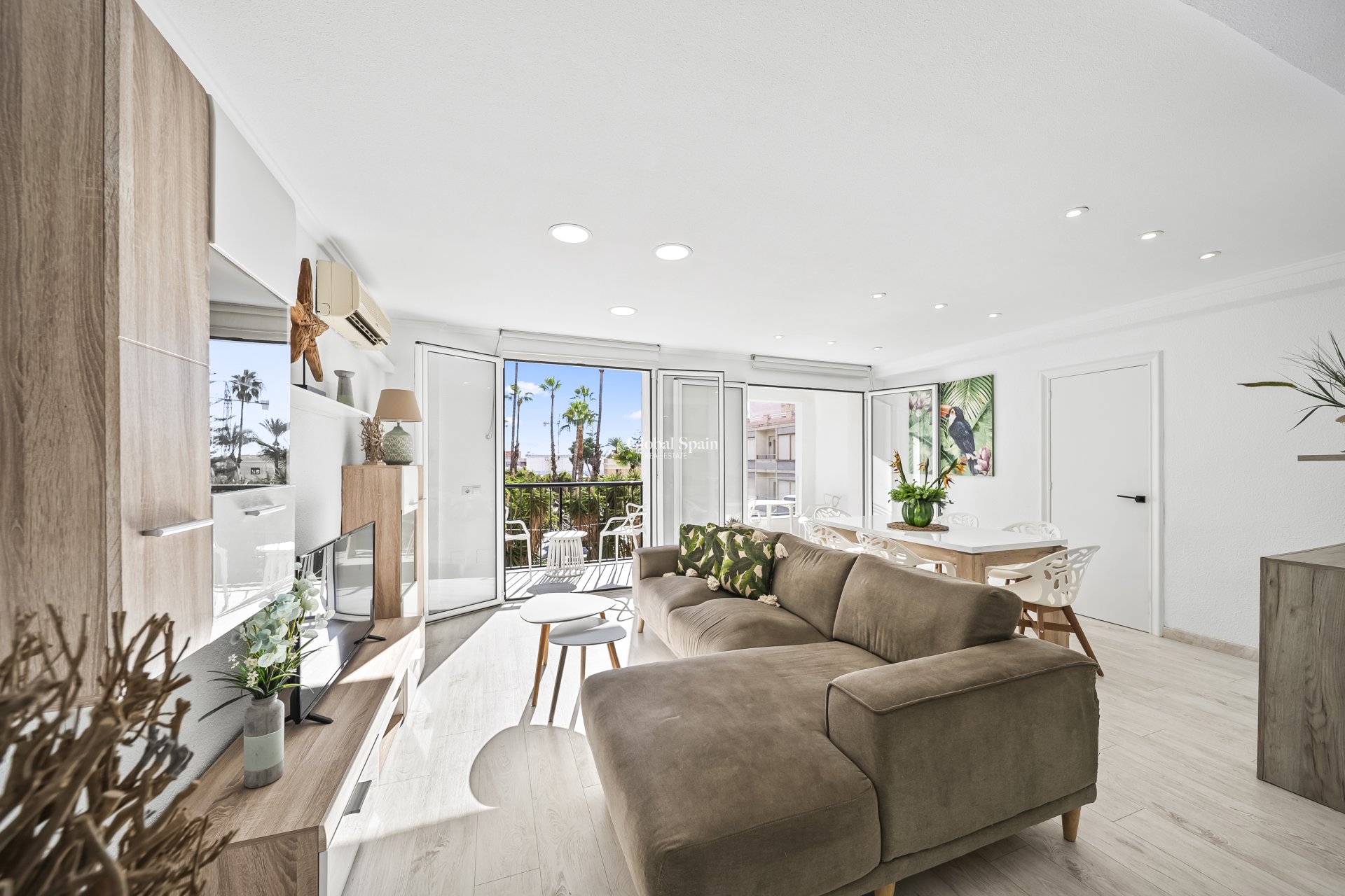Wederverkoop - APPARTEMENT -
TORREVIEJA - Puerto