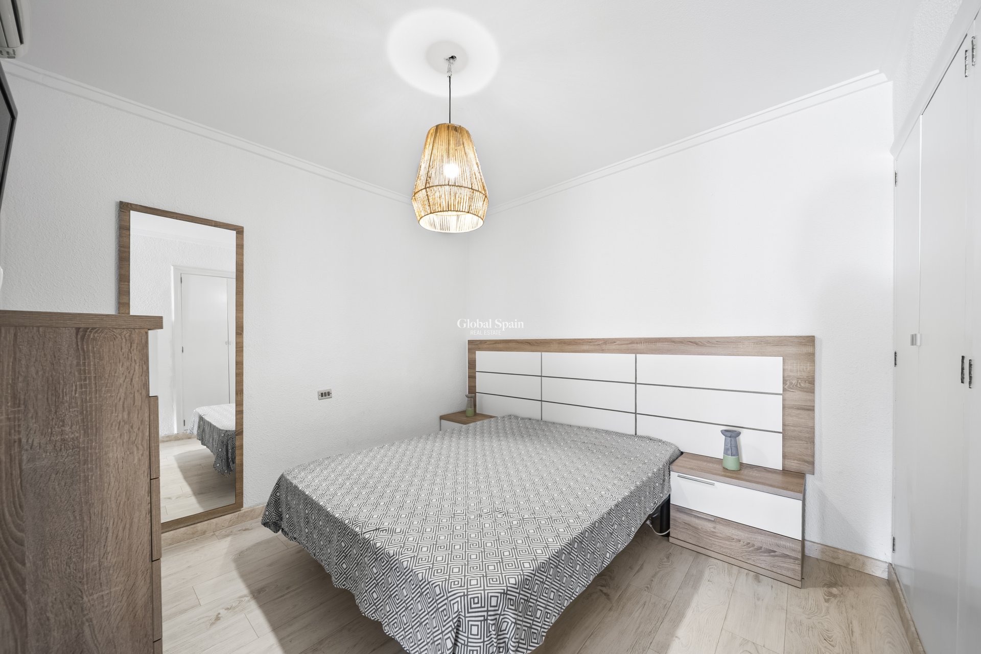 Wederverkoop - APPARTEMENT -
TORREVIEJA - Puerto