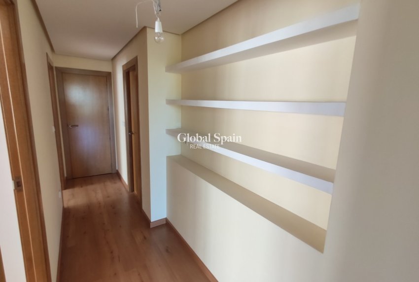 Wederverkoop - APPARTEMENT -
TORREVIEJA - Puerto
