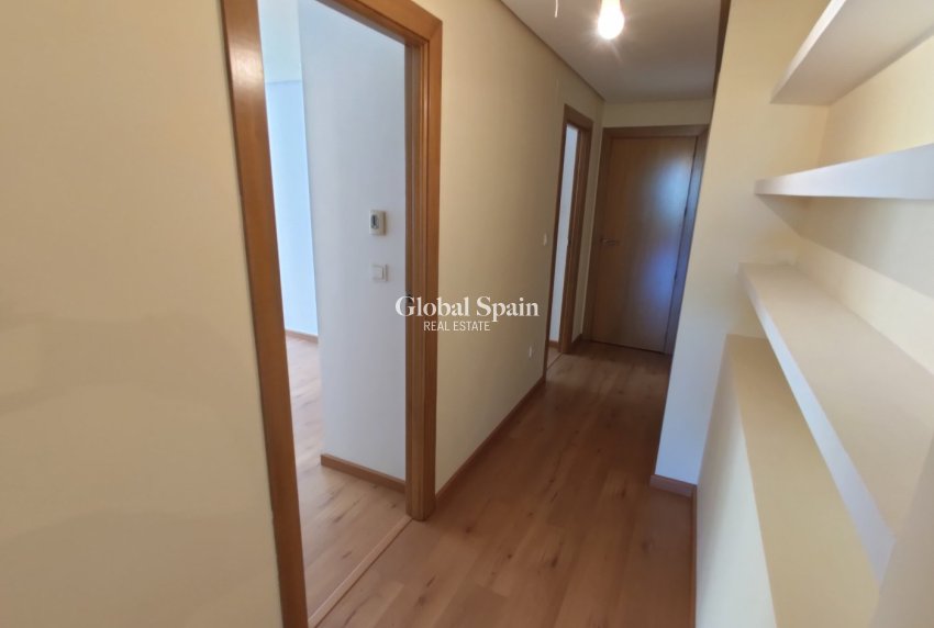 Wederverkoop - APPARTEMENT -
TORREVIEJA - Puerto