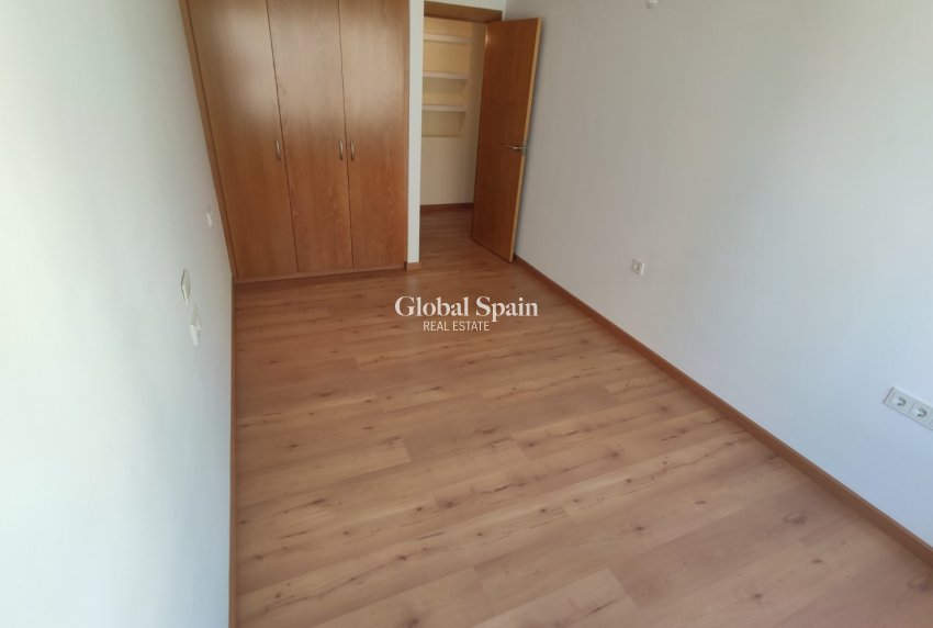 Wederverkoop - APPARTEMENT -
TORREVIEJA - Puerto