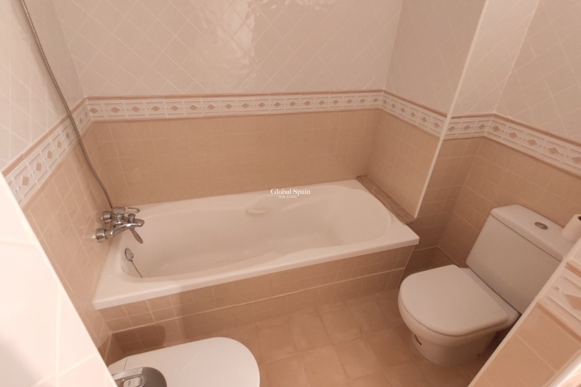 Wederverkoop - APPARTEMENT -
TORREVIEJA - Puerto