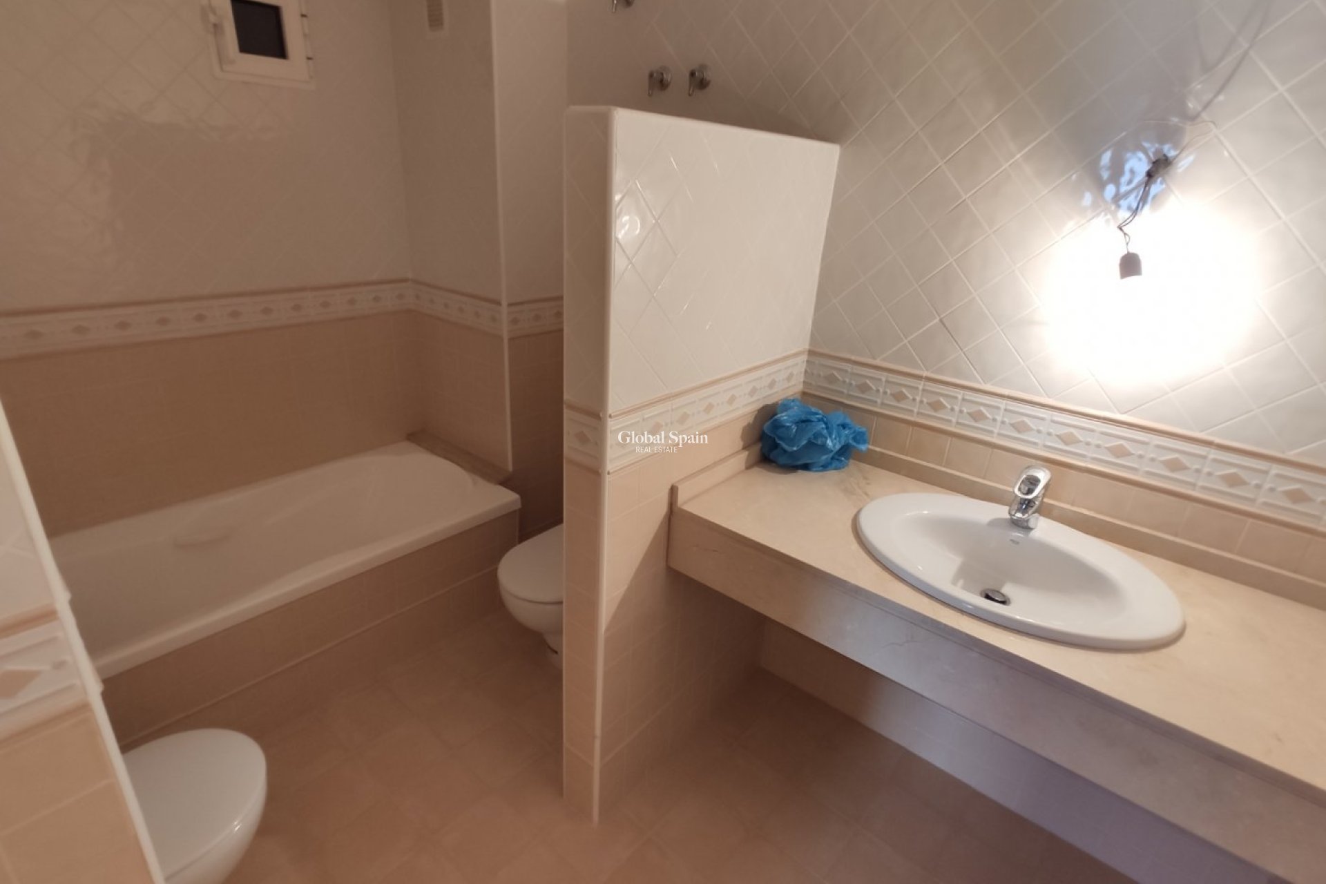 Wederverkoop - APPARTEMENT -
TORREVIEJA - Puerto