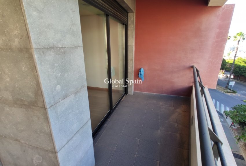 Wederverkoop - APPARTEMENT -
TORREVIEJA - Puerto