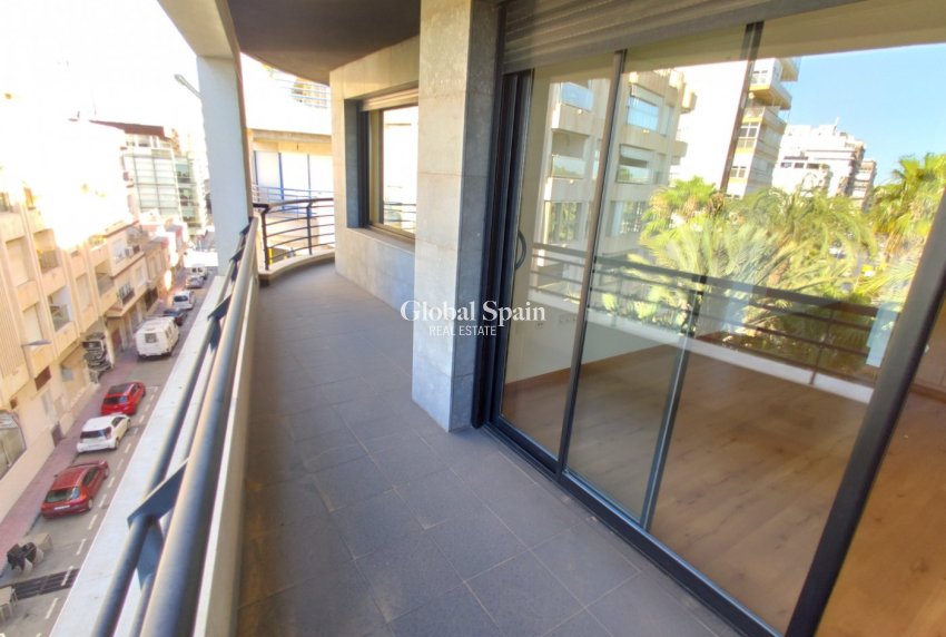 Wederverkoop - APPARTEMENT -
TORREVIEJA - Puerto