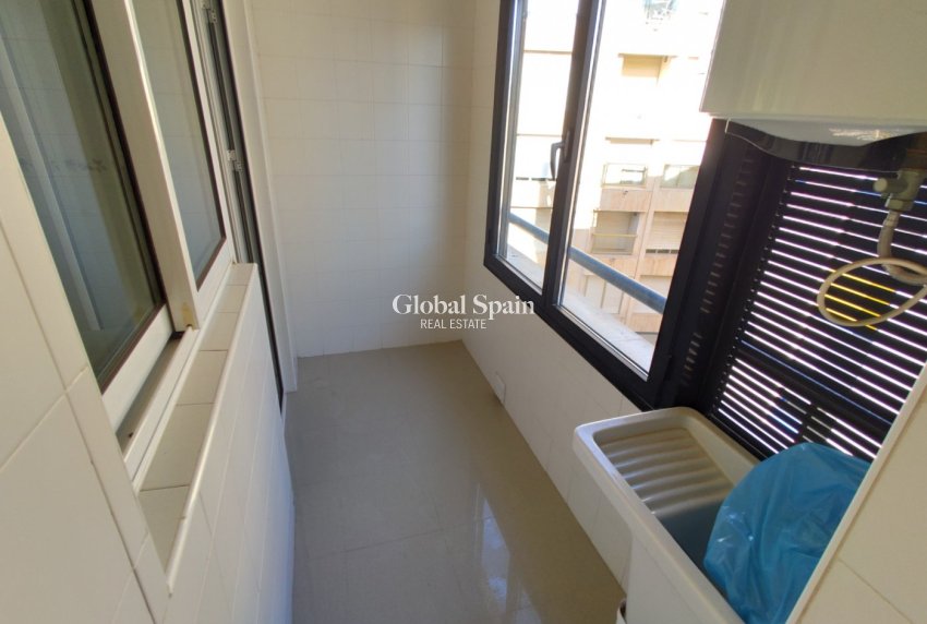 Wederverkoop - APPARTEMENT -
TORREVIEJA - Puerto