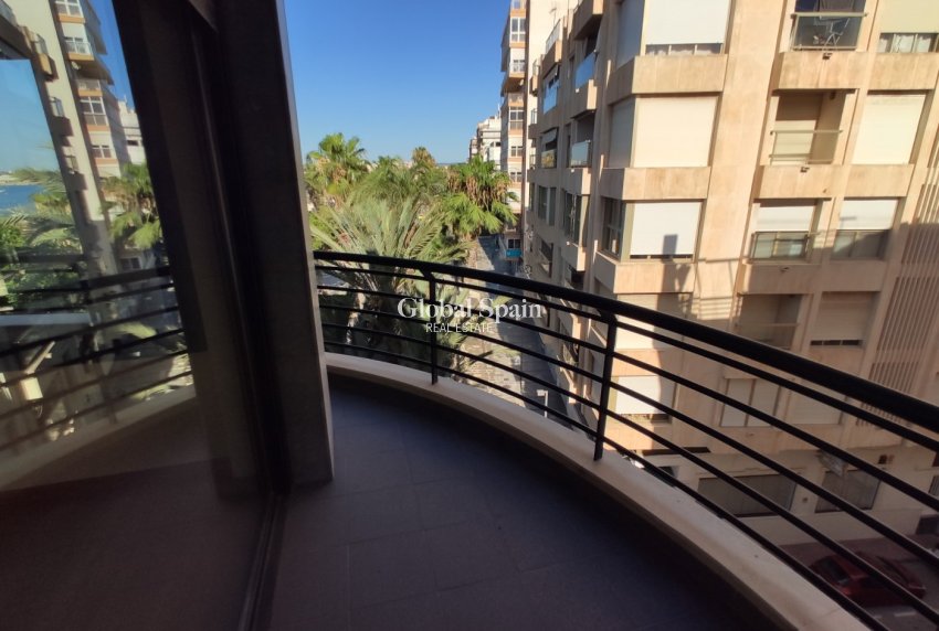 Wederverkoop - APPARTEMENT -
TORREVIEJA - Puerto