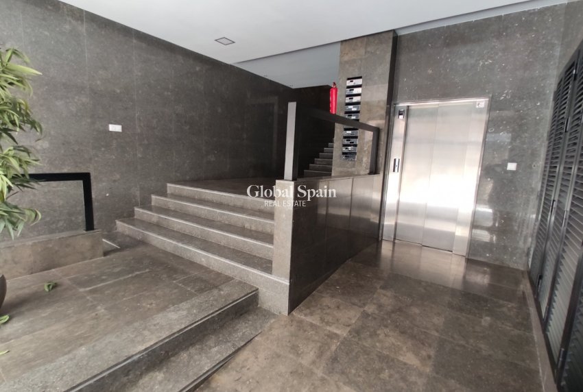 Wederverkoop - APPARTEMENT -
TORREVIEJA - Puerto