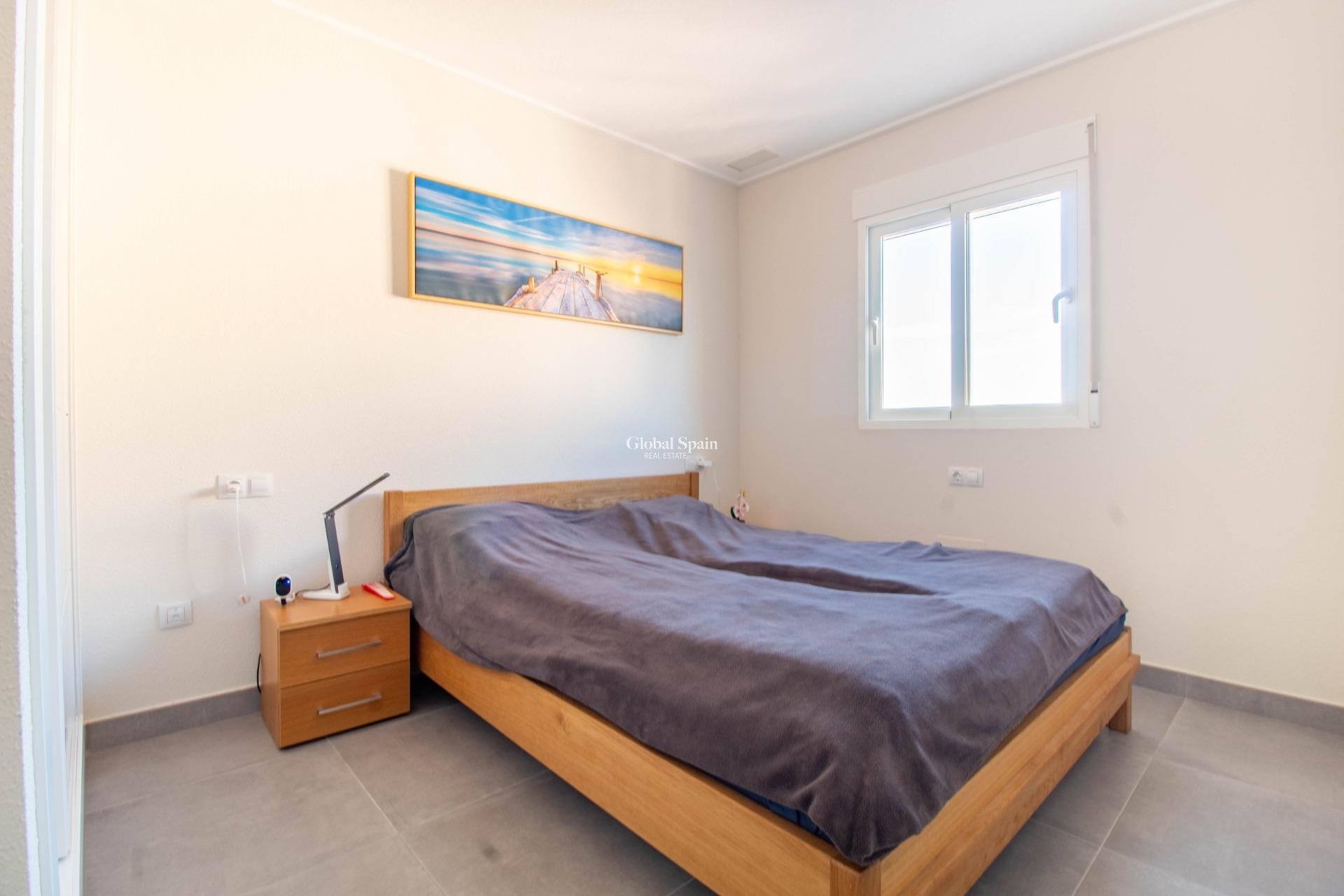 Wederverkoop - APPARTEMENT -
TORREVIEJA - Punta prima