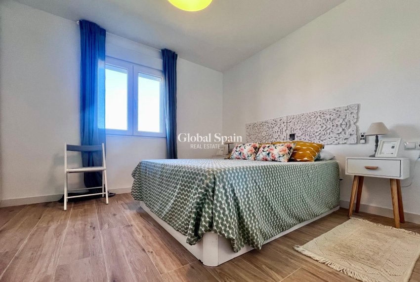 Wederverkoop - APPARTEMENT -
TORREVIEJA - Punta prima