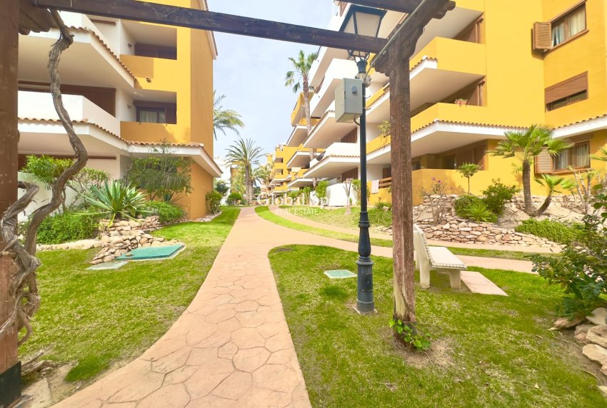 Wederverkoop - APPARTEMENT -
TORREVIEJA - Punta prima
