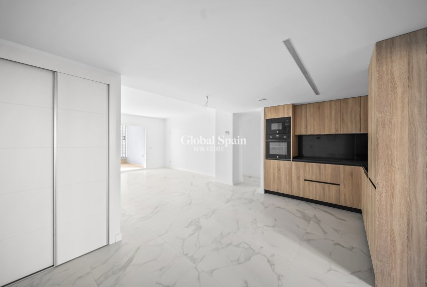 Wederverkoop - APPARTEMENT -
TORREVIEJA - Punta prima