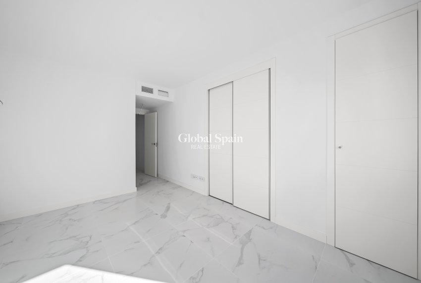 Wederverkoop - APPARTEMENT -
TORREVIEJA - Punta prima