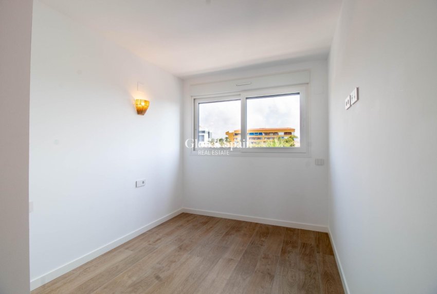 Wederverkoop - APPARTEMENT -
TORREVIEJA - Punta prima