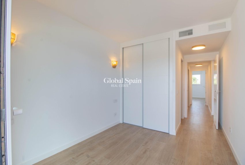 Wederverkoop - APPARTEMENT -
TORREVIEJA - Punta prima