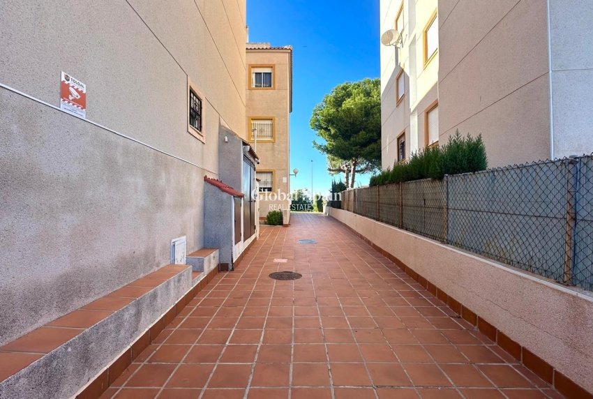Wederverkoop - APPARTEMENT -
TORREVIEJA - Torreblanca
