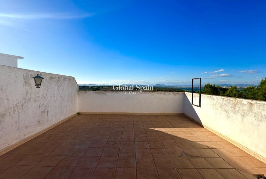 Wederverkoop - APPARTEMENT -
TORREVIEJA - Torreblanca